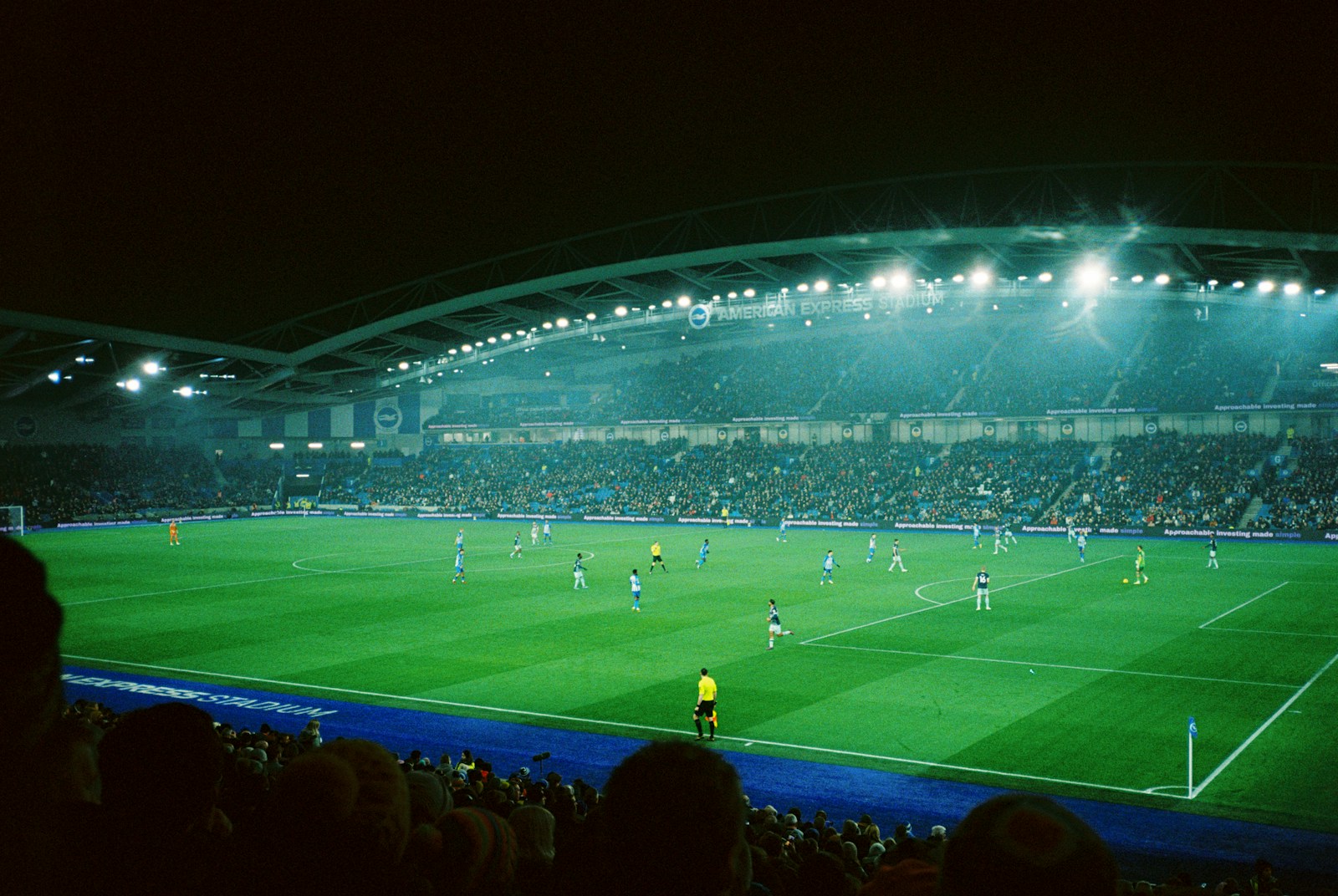 雷竞技APP — 篮球赛场扣篮瞬间